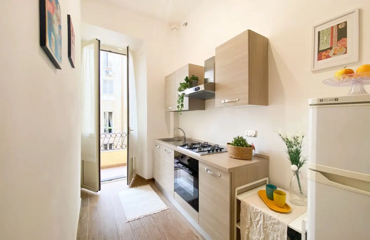 Seconda vista della cucina con tavolo e dettagli funzionali
